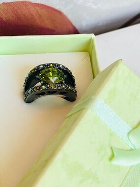 Premier Designs “Napoli” Ring w/an Oval-Cut Faux Peridot Stone & Heart Cut-Outs